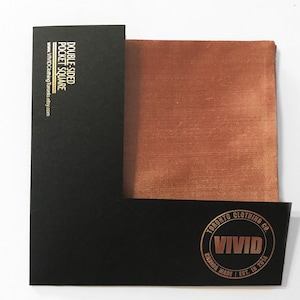 Puede incluir: Un pañuelo de bolsillo de doble cara de color óxido. El pañuelo está empaquetado en una caja negra con letras doradas que dicen "Double-Sided Pocket Square" y "VIVID Clothing Toronto.etsy.com". La caja también tiene un logotipo dorado que dice "Toronto Clothing Co. VIVID Canada Made Est. In 2014".