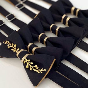 Zwart en goudkleurige zijden strik met gouden bloemenaccenten, metallic goud, voorgestrikte strik, black tie-evenement, vlinderdas bruiloft, bruidsjonkers