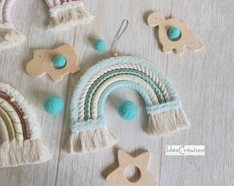 Arc en ciel en macramé, beige et vert menthe. Tenture murale style bohème pour une déco de chambre d'enfant toute pastel