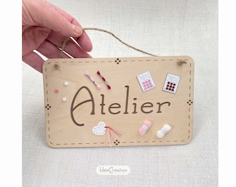 Plaque de porte Atelier Couture, Tricot et Broderie, suspension en bois avec ses miniatures