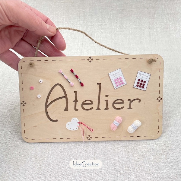 Plaque de porte Atelier Couture, Tricot et Broderie, suspension en bois avec ses miniatures