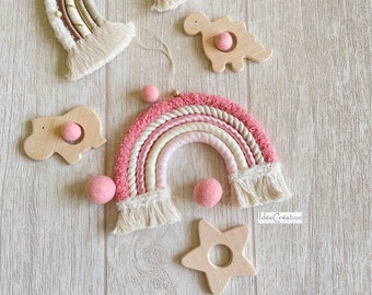 Arc en ciel en macramé, beige et rose. Tenture murale style bohème pour une déco de chambre d'enfant toute pastel