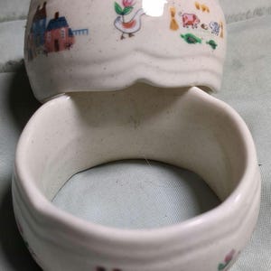 Diseño Heartland - 2 servilleteros, se venden como un conjunto. Diseño de cerámica de gres vintage, divertidas escenas de granja, sin sello del fabricante.