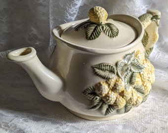 Teekanne, handbemalte Vintage-Keramik, erhabene gelbe Beeren und grüne Blätter auf weißem Hintergrund