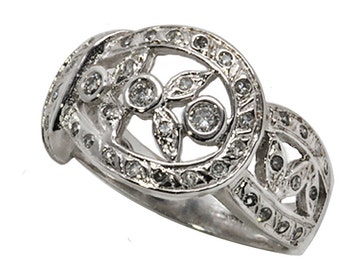 14k White Gold Ring with 0.30 Tcw Diamonds. Size 6.5    (R688)