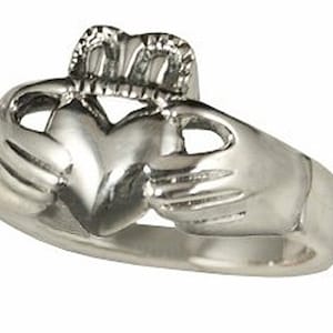 Men&#39;s Sterling Silver Claddagh Ring (R456)