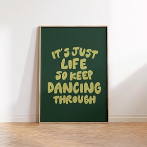 Puede incluir: Un póster verde con un marco blanco que presenta el texto "It's just life so keep dancing through" en amarillo.
