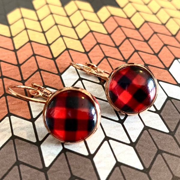 Boucles d'oreilles Cabochon Red Buffalo Check | boucles d'oreilles d'hiver, bijoux à carreaux, boucles d'oreilles à carreaux rouges, boucles d'oreilles vichy, boucles d'oreilles de vacances, cadeau d'anniversaire