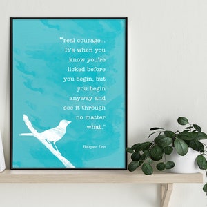 Póster con cita de Harper Lee: "Matar a un ruiseñor es un verdadero valor". Papel de bellas artes, laminado o enmarcado. Disponible en varios tamaños.