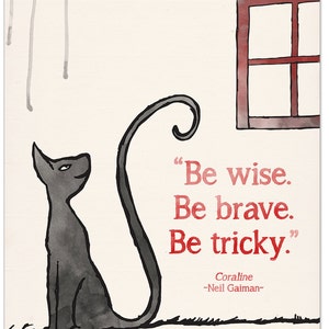 Puede incluir: Un gato negro con la cola enroscada se sienta sobre un fondo blanco. El gato est&aacute; mirando hacia arriba a una ventana roja con un peque&ntilde;o rat&oacute;n en la repisa. El texto "Be wise. Be brave. Be tricky." est&aacute; escrito en rojo con las palabras "Coraline" y "~Neil Gaiman~" debajo.