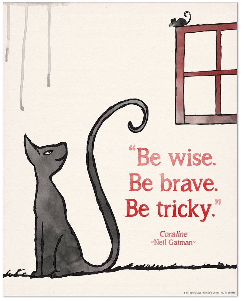 Puede incluir: Un gato negro con la cola enroscada se sienta sobre un fondo blanco. El gato est&aacute; mirando hacia arriba a una ventana roja con un peque&ntilde;o rat&oacute;n en la repisa. El texto "Be wise. Be brave. Be tricky." est&aacute; escrito en rojo con las palabras "Coraline" y "~Neil Gaiman~" debajo.