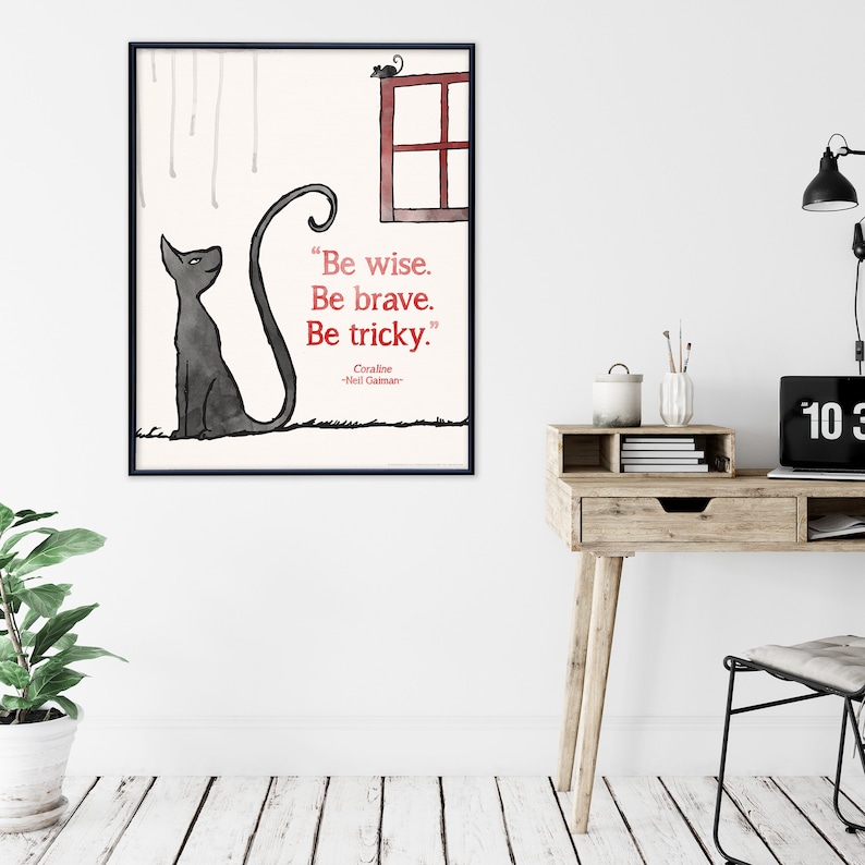 Puede incluir: Una ilustraci&oacute;n en blanco y negro de un gato sentado con la cola enroscada. El gato mira hacia la derecha. La ilustraci&oacute;n est&aacute; sobre un fondo blanco con una ventana roja y un peque&ntilde;o rat&oacute;n en la esquina superior derecha. El texto "Be wise. Be brave. Be tricky." est&aacute; escrito en rojo debajo del gato. El texto "Coraline -Neil Gaiman" est&aacute; escrito en negro debajo de la cita.