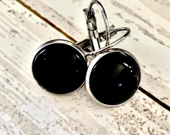 Boucles d'oreilles dormeuses , acier inoxydable. Diamètre de 12 mm , cabochon de verre , noir