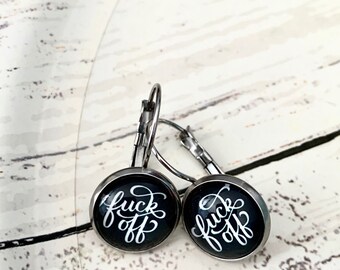 Boucles d'oreilles, dormeuse,  acier inoxydable , cabochon de verre , fuck off, mot , noir , blanc