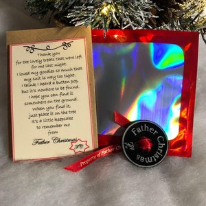Schwarz WEIHNACHTSMANN Lost Button Red Ribbon Karte vom Weihnachtsmann Fragen Wo Sein Knopf Ist Schimmer Geschenktüte Weihnachtsabend Tag Geschenk Magischer Spaß