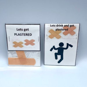 Lassen Sie uns PLASTERED Spaß Neuheit Schrulliges einzigartiges lachhaftes Geschenk zum Stecken in die Karte usw. Zwei Pflaster, die an einer Karte befestigt sind