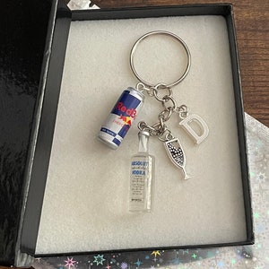 Vodka personalizado Red Bull Limón Lima Coca-Cola Key Bag Charm Set Carta inicial Caja de regalo Bolsa Recuerdo Regalo divertido Cualquier ocasión Cualquier persona hecha a mano