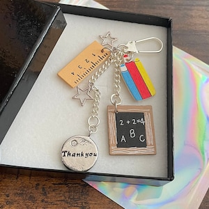 Regalo de agradecimiento para el maestro director, etc.. doble llavero encanto pizarra regla lápices poema regalo en caja final del trimestre regalo de Navidad