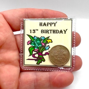 HAPPY BIRTHDAY Glück Sixpence Münze Geschenk Set Brieftasche Geldbörse Tasche 13. 16. 21. 30. 40. 50. 60. Blumen Andenken Spaß Schrullige Organza Tasche