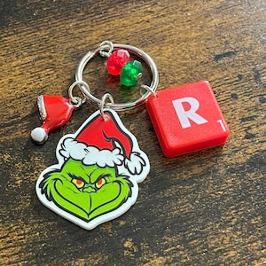 DER Grinch personalisierte Scrabble Anfangsbuchstabe CHRISTMAS Schlüsselanhänger oder Taschenanhänger Spaß Set Weihnachtsmütze Perlen Andenken Geschenk Boxed Bag Secret Santa