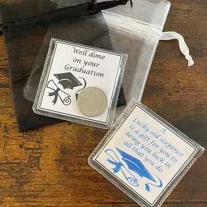 卒業記念品、おめでとうございます。幸運を祈る6ペンスの英国コインウォレット、幸運を祈るモルタルハット、卒業証書の写真入りギフトバッグ、どんな色でも