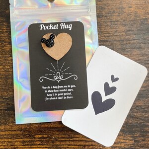 Corazón de madera inspirado en Mickey Mouse de Disney, bolsillo con forma de corazón, abrázame, recuerdo, tamaño de tarjeta de crédito, regalo para guardar dentro de un bolso, billetera, bolsa de regalo con poema
