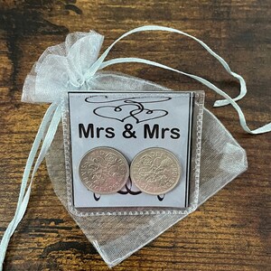 Boda de la unión civil de la Sra. y la Sra. Dos monedas de seis peniques de la suerte Corazones Poema sobre tarjeta de color Bolsa de organza de recuerdo Pequeño obsequio para tarjeta