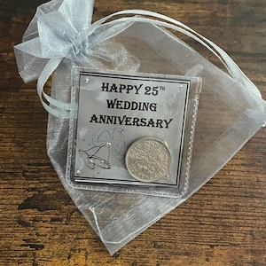 Feliz 25º aniversário de casamento em prata, sorte, inglês, moeda de seis centavos, lembrança, carteira, sinos, cartão de prata branco, presente peculiar, bolsa de organza