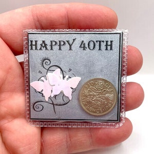 HAPPY BIRTHDAY Glück Sixpence Münze Geschenk Brieftasche Geldbörse Tasche 13. 16. 21. 30. 40. 50. 60. SCHMETTERLINGE Andenken Spaß Schrullige Organza Tasche