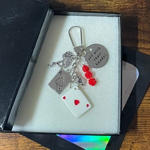 Alice im Wunderland Disney inspiriert mit ihren Köpfen Schlüsselanhänger Kettenset Kartenspiel Herzen Rosen Flamingo Charms Andenken Geschenkbox