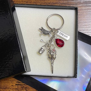 THE SANDMAN TV-Serie inspiriert Schlüsselanhänger oder Taschenanhänger Andenken Geschenk Rubin Sand Traum Raven Crow Mask zu und von Geschenkbox Weihnachten Geburtstag