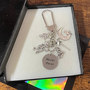Disney Inspiriert Hokus Pokus Schlüsselanhänger Charm Andenken Geschenk Drei Hexen Zauberstab Katze Geschenk Boxed Neuer Film Trank Schrulliger Spruch Halloween Fan Hexe
