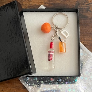 Lettre initiale personnalisée rouge bouteille de vodka citron vert coca-citron au choix clé ou breloque de sac ensemble souvenir amusant nouveauté boîte cadeau sac pour tout le monde