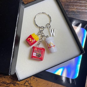 PERSONALISIERTE Anfangsbuchstabe Fast Food Food-Box-Anhänger-Geschenk-Box-Beutel-Resin-Set angebracht