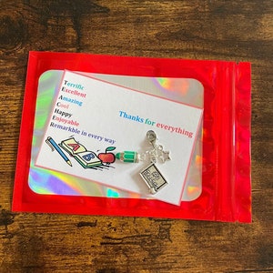 Cartão de professor, chaveiro de agradecimento, qualquer cor, lápis, estrelas, no1, quadro-negro, colocado dentro de um cartão, significados de presente extra, bolsa brilhante, fecho lagosta