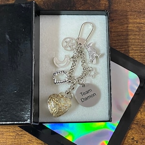 VAMPIRE DIRIES Serie Inspiriert Schlüssel oder Taschenanhänger Set Team Damon Crow Moon Herzen Hexe Pentagon Reißzähne Vampir Andenken Geschenkbox Halloween