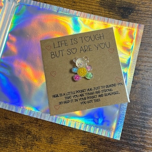 La vida es dura, pero tú también. Osito de peluche colorido, regalo de abrazo de bolsillo para una persona de voluntad fuerte. Ayuda a un ser querido. Recuerdo. Bolsa divertida y brillante. Poema para alguien.