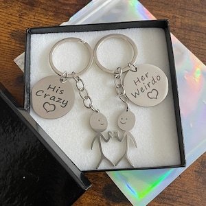 Seine verrückte ihr verrückte Stick Leute schlossen sich Herz-Schlüssel-Taschenanhänger-Anhänger-Set an Spaß schrulligen Hochzeit Geburtstag jede Gelegenheit eine jede Neuheit Geschenk-Box