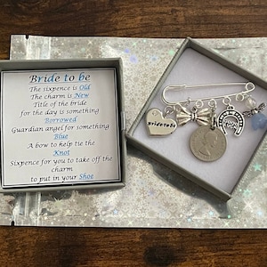 etwas Altes Neues geborgtes Blaues Braut Lucky Sixpence Münze Andenken Anstecknadel Strumpfband Oder Blumenstrauß Charme Blauer Schutzengel Bogen Hufeisen Charms Box