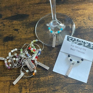 MERCI Breloques en verre à vin pour enseignants, assistant pédagogique, aide à la crèche, règle amusante, toutes les perles de couleur, carte, sac cadeau de Noël, fin du trimestre