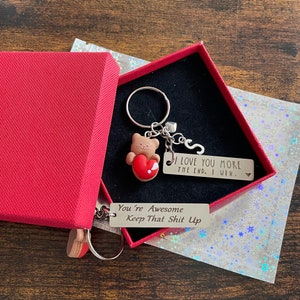 Chaveiro com letra inicial personalizada, pingente de urso, incrível, te amo mais, amuletos de fim de coração, lembrança de parceiro, palavras sarcásticas gravadas peculiares