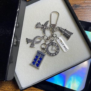 DR Who Inspiriert Schlüsselanhänger Charme Set Tardis Schal Engel Planeten Daleks Cyberman Geschenk Box Serie blaue Telefonzelle Weltraum Sterne Polizei Box