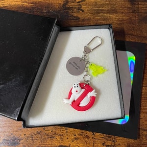 GHOST BUSTERS 80er Jahre Film inspiriert Schlüsselanhänger oder Taschenanhänger grüner Geist, der Neuheits-Andenken-Geschenk-Box oder Taschenemblem-Anhänger anruft