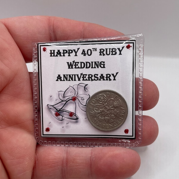 Happy 40TH RUBY Aniversario de boda Lucky English Old Sixpence Coin Keepsake Wallet Purse Bells White Red Card Regalo peculiar Bolsa de organza