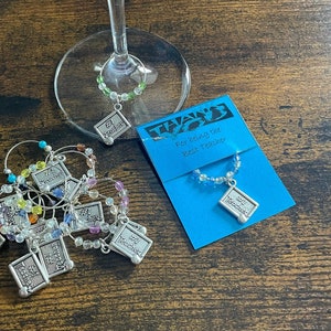 OBRIGADO Amuletos de vidro de vinho Professores Assistente de ensino Ajudante de berçário Diversão Quadro negro Charme de qualquer cor Contas Cartão Saco de presente Fim do período de Natal