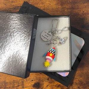 DISNEY inspiriert Film Toy Story Buzz Lightjahre To Infinity und darüber hinaus Raumschiff Schlüsselanhänger oder Taschenanhänger Sterne Boxed Tasche Alien Sterne Spaß Geschenk