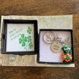 PERSONALISIERTE Anfang Charme Buchstabe 100 % Irischer Kobold Irland Karte Shamrock Klee Schlüsselanhänger Geschenkbox St Patricks Day Geburtstag Spaß schrullig
