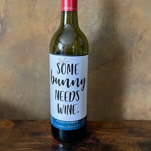 Ein HÄSCHEN braucht WEIN! Flasche Aufkleber Geschenk einfach abziehbar Hase Ohren Füße Spaß Neuheit Ostertag Sonntag Abendessen Tischdekoration Gedruckt