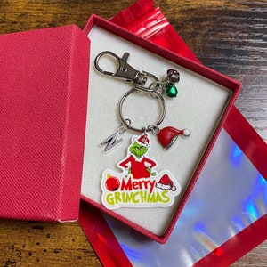 Llavero con letra inicial personalizada GRINCH, feliz Navidad, caja de regalo, bolsa, cascabeles de amigo secreto, cierre de gorro de Papá Noel, Bah Humbug, novedad