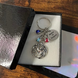 Spiel Der Throne Serie Khaleesi Inspiriert MUTTER DER DRACHEN Andenken Schlüsselanhänger Taschenanhänger Set Eier Krallen Drei Drachencharme Anhänger Geschenkbox